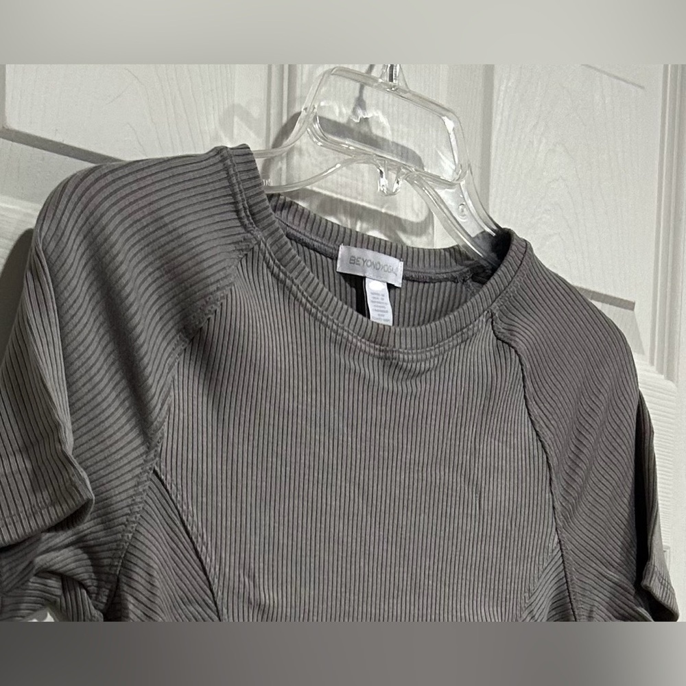 Beyond Yoga Women's XL Silhouette Cropped Tee Stone Grey NWT RIbbed Fabric - Picture 5 of 7